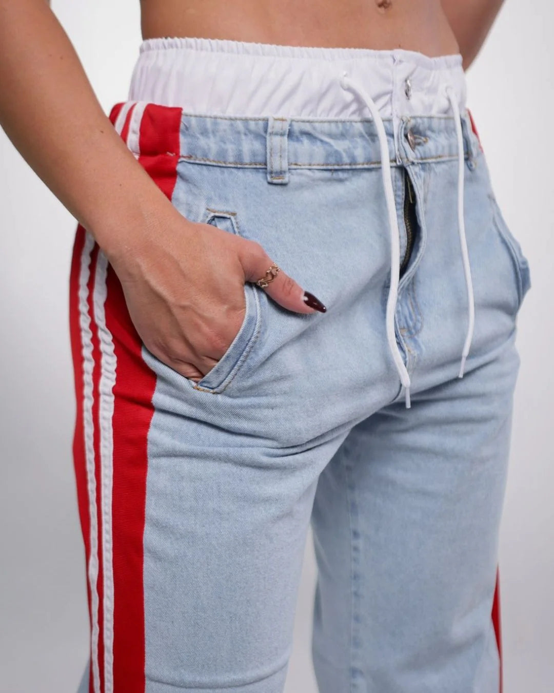 Munikos Jean LuxeBelt® Rojo con Líneas Laterales y Pretina Blanca - Edición Limitada