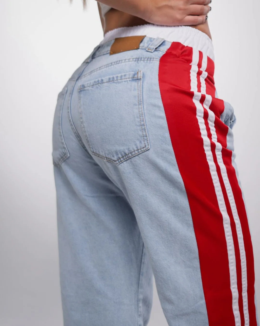 Munikos Jean LuxeBelt® Rojo con Líneas Laterales y Pretina Blanca - Edición Limitada