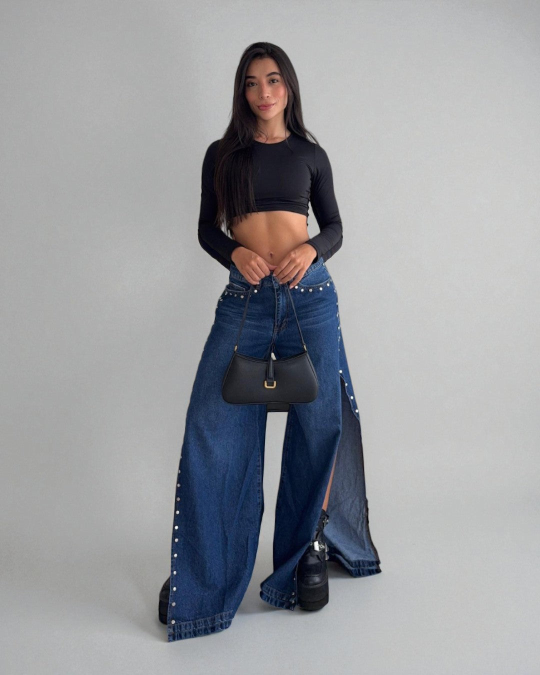 James - Abertura y taches metálicos