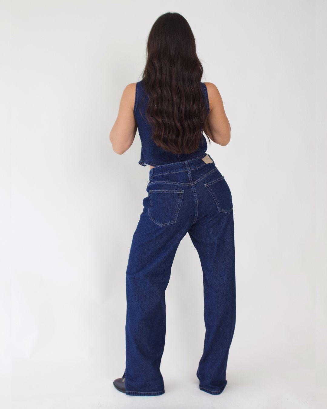 Orbit – Set, chaleco y jean con detalles metálicos