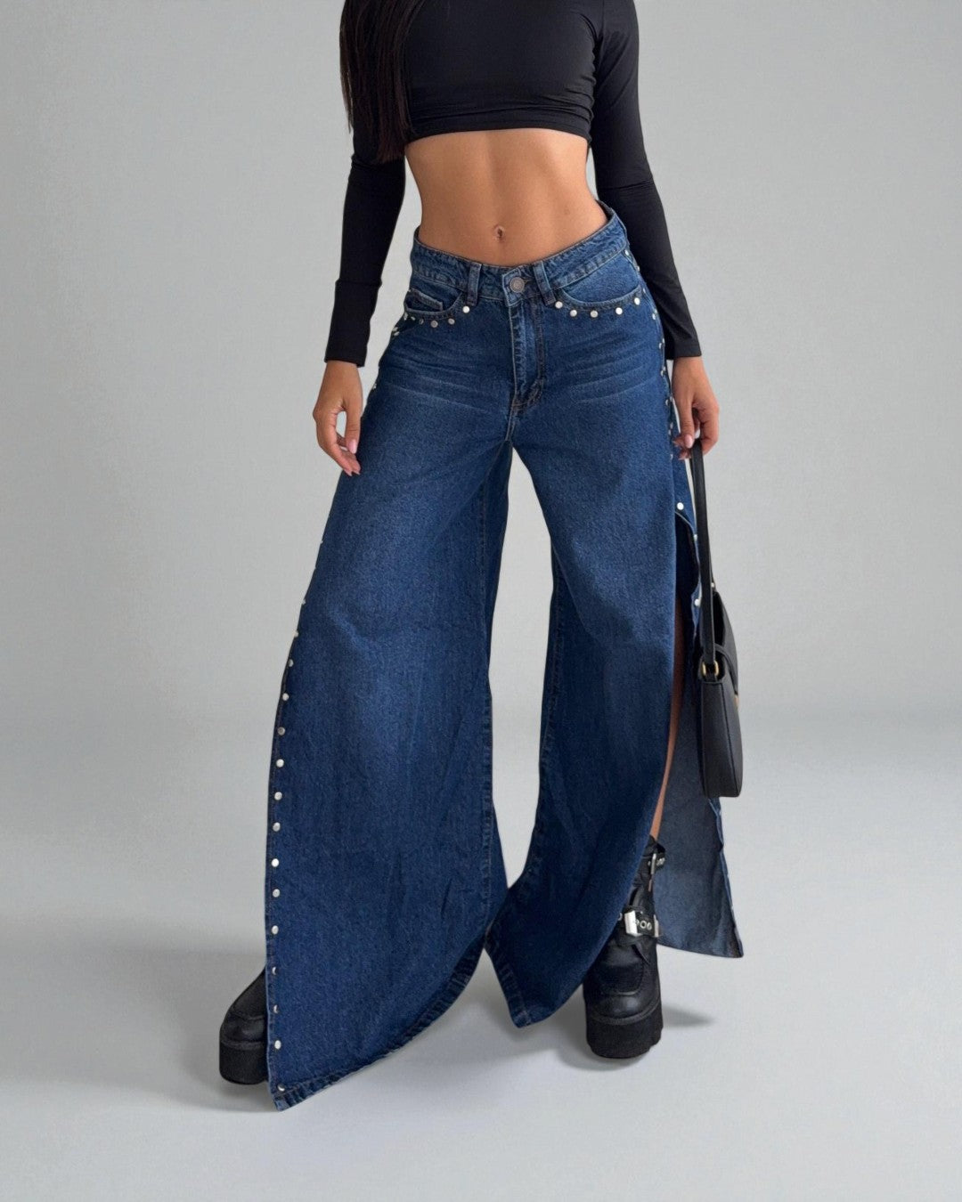 James - Abertura y taches metálicos