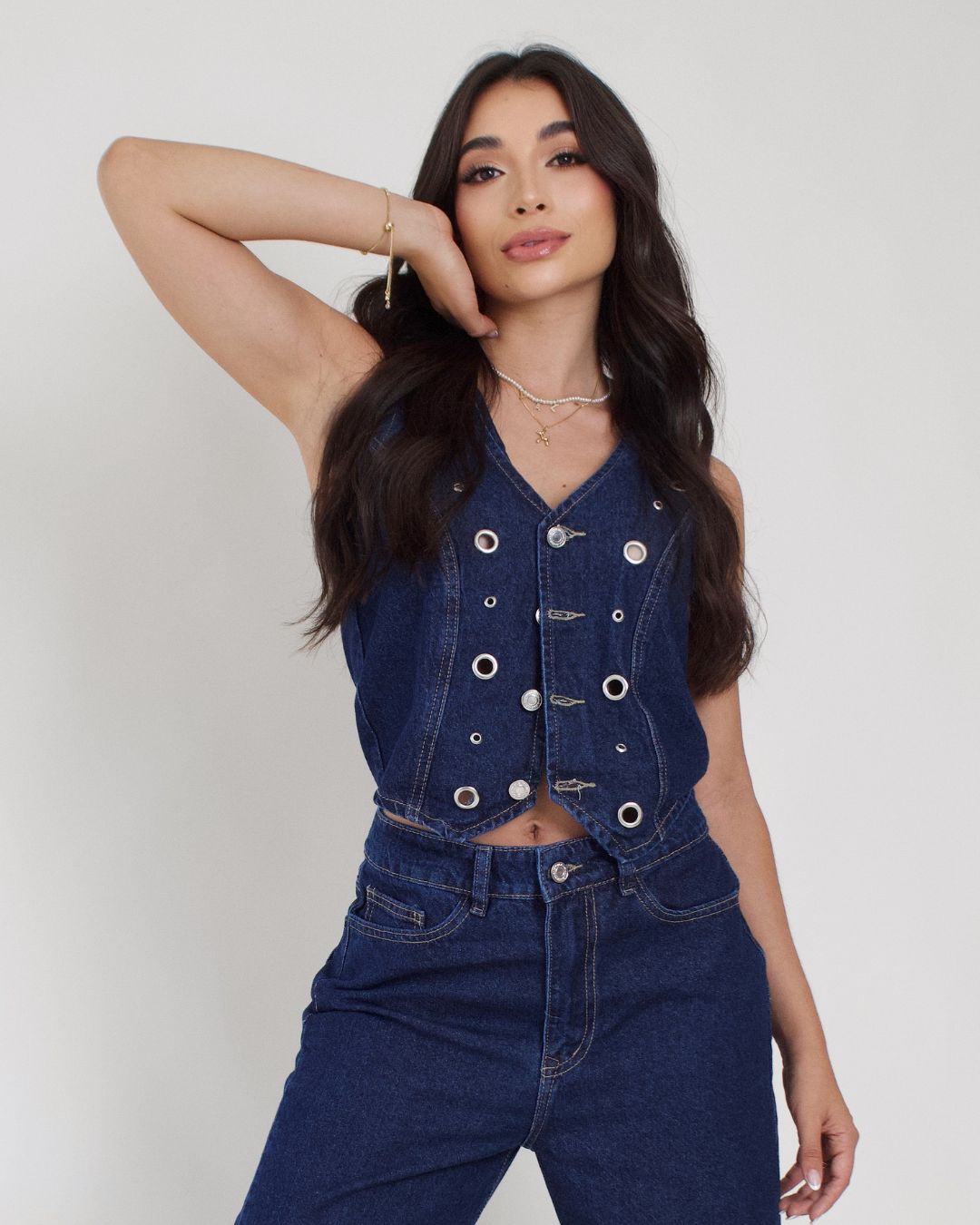 Orbit – Set, chaleco y jean con detalles metálicos