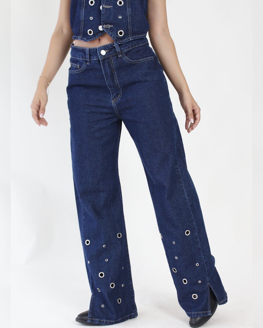 Orbit – Set, chaleco y jean con detalles metálicos
